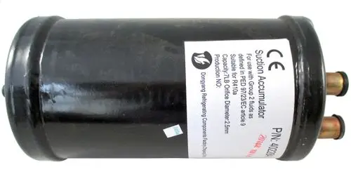 Schwarzer Suction Accumulator mit zwei Anschlüssen, geeignet für spezielle Kühlmittel, hergestellt von Wolf. Label mit technischen Informationen sichtbar.